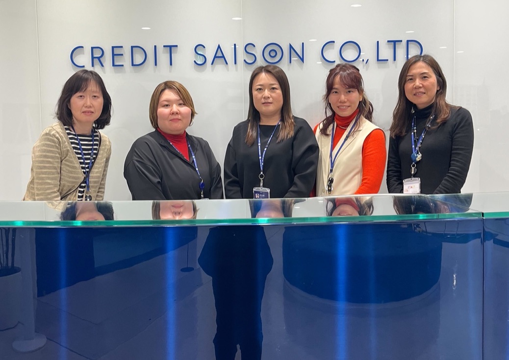 CREDIT SAISON CO.,LTD. のサインを背に並ぶクレディセゾンの担当者5名